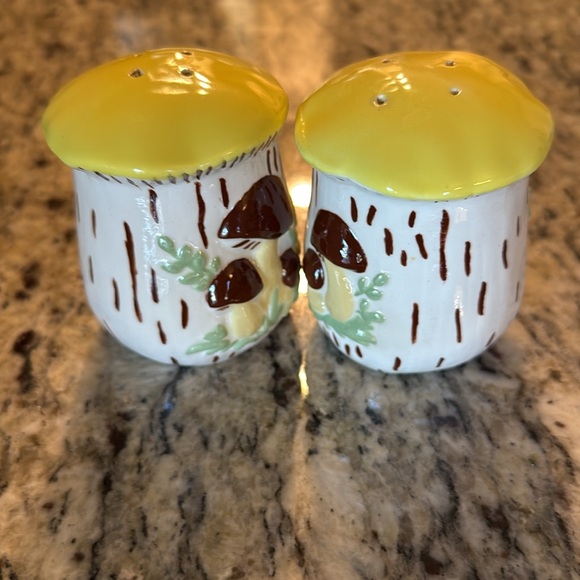 Vintage Mushroom Salt and Pepper Shakers - Picture 3 of 6